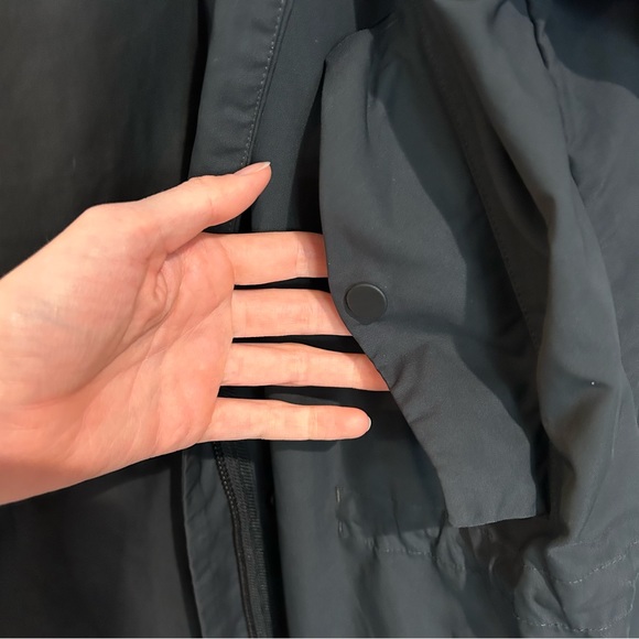 Everlane Lightweight Anorak - Picture 3 of 6